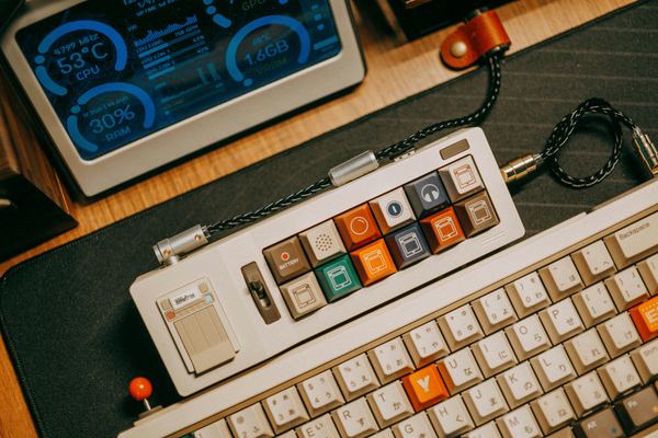 Estudio creativo estilo retro diseñando páginas web modernas y optimizadas para negocios.